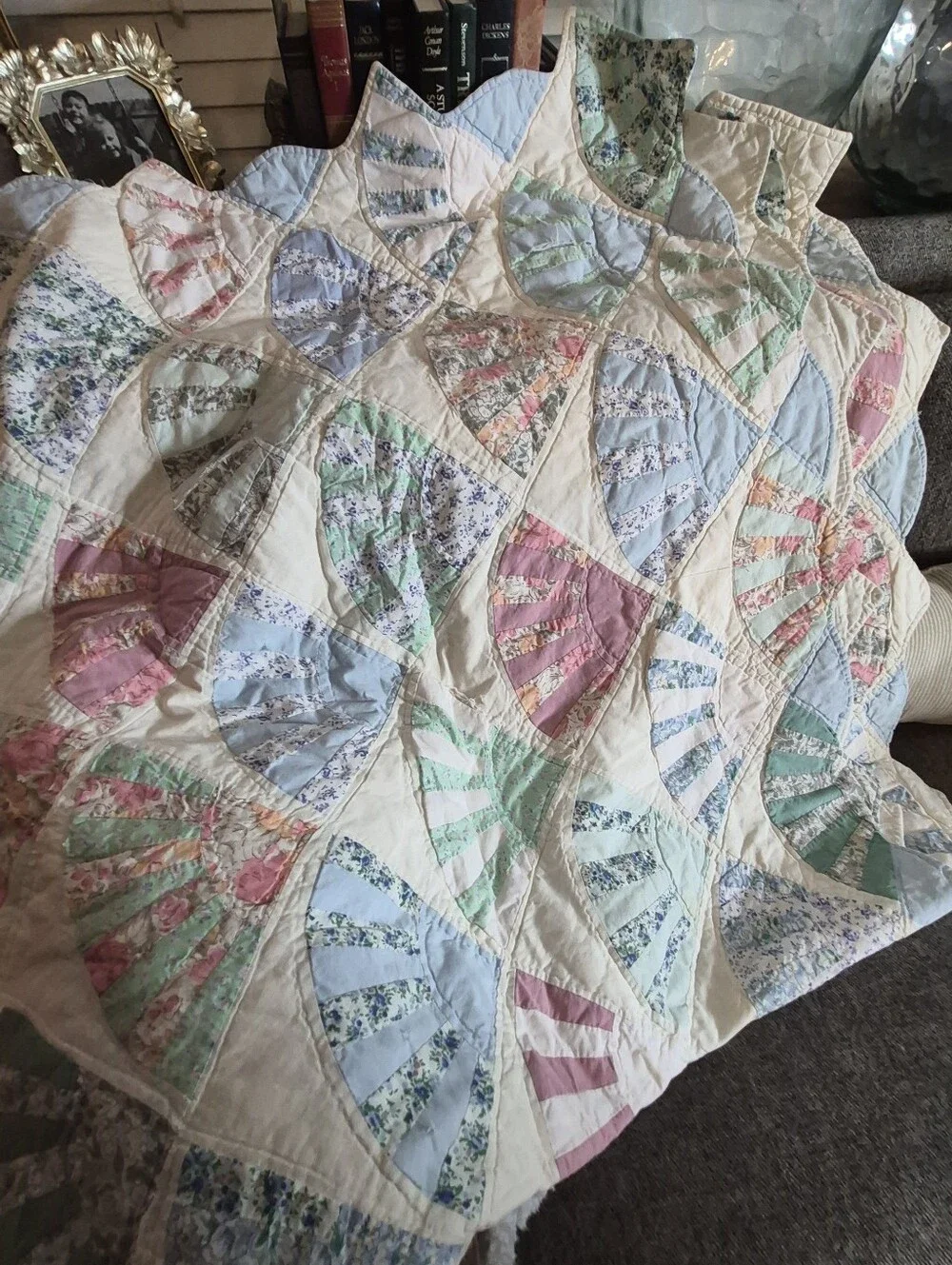Vintage Fan-Pattern Quilted Bedspread in Pastel Multi 76×77
